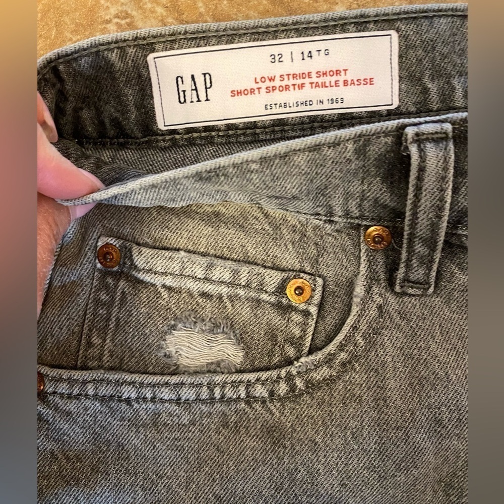 NWT Gap low stride zipper-Fly Destructed Denim light wash black Shorts  14/32 - Picture 4 of 9